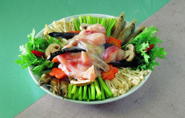 Тарелка с морепродуктами,  грибами и зеленью