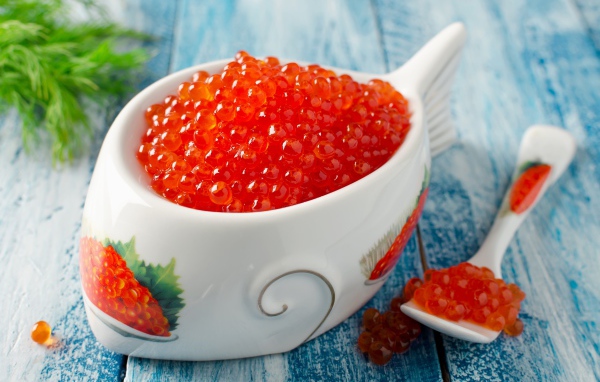 Красная икра с ложкой с пиале