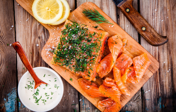 Кусочек аппетитной красной рыбы с укропом 