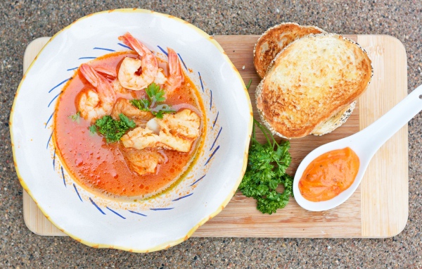 Томатный суп с креветками и гренками