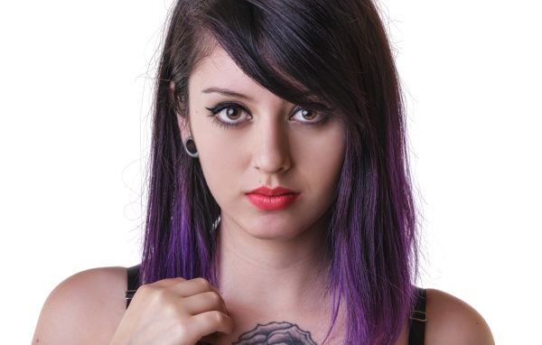 Девушка с татуировкой и крашеными волосами 