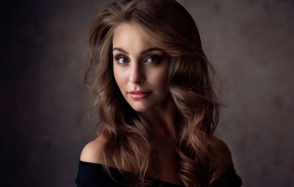 Милая девушка брюнетка с волнистыми волосами 