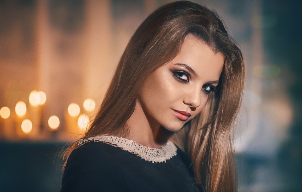 Девушка с красивыми глазами  и длинными волосами 