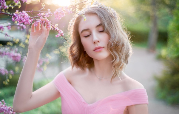 Нежная молодая девушка в розовом платье 