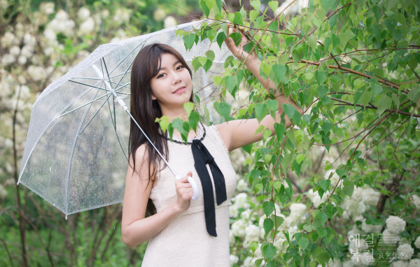 Красивая девушка азиатка с прозрачным зонтом