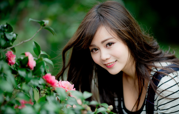 Красивая девушка азиатка с  карими глазами 