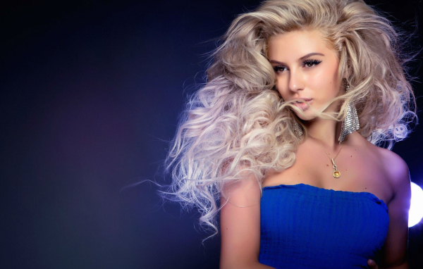 Красивая девушка блондинка в синем платье 