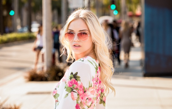 Красивая блондинка модель в солнечных очках