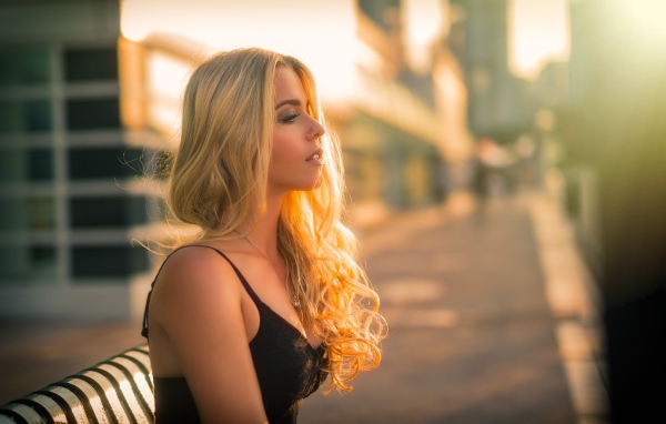 Красивая светловолосая девушка модель 