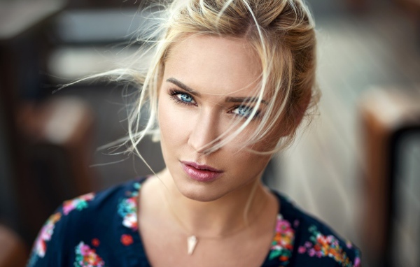 Красивая блондинка с выразительными голубыми глазами