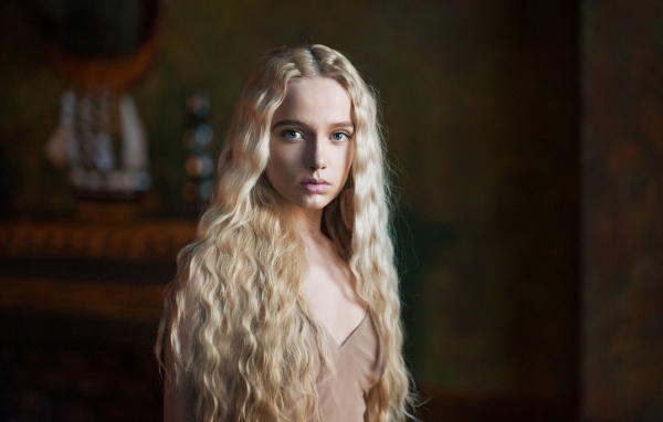 Красивая блондинка с длинными волнистыми волосами 