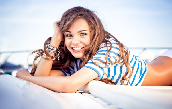 Красивая голубоглазая девушка в полосатой футболке 