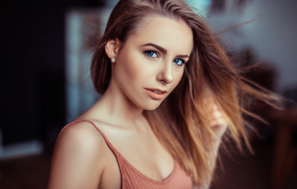 Красивая голубоглазая девушка с распущенными волосами 