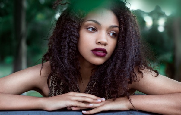 Красивая кареглазая девушка брюнетка с волнистыми волосами 