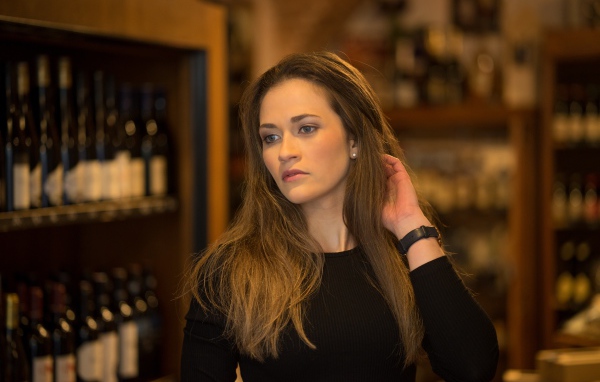 Красивая девушка брюнетка в винном погребе