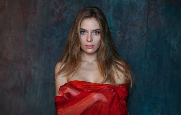 Красивая девушка брюнетка в красном платье 