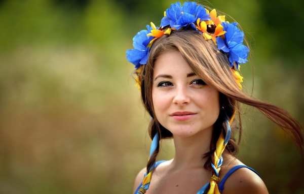 Красивая девушка брюнетка с венком на голове 