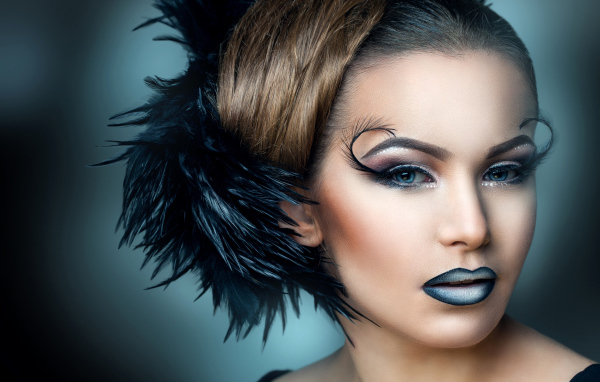 Красивая девушка шатенка с ярким макияжем