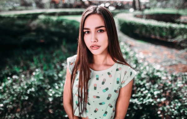 Красивая девушка брюнетка с карими глазами 