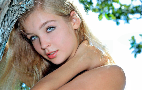 Красивая нежная голубоглазая блондинка