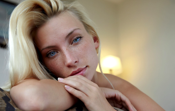 Красивая девушка блондинка с голубыми глазами 