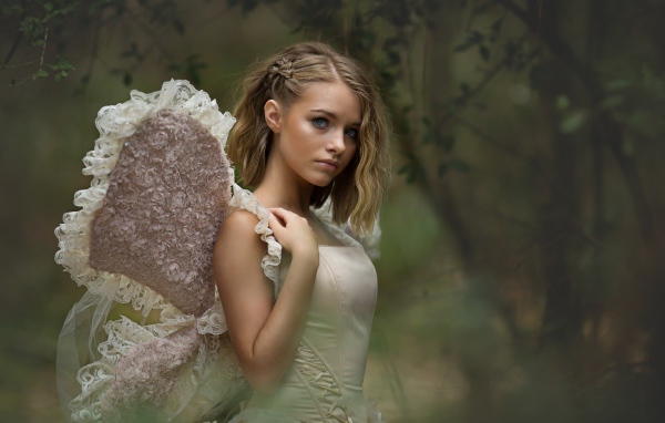 Красивая девушка в костюме с крыльями