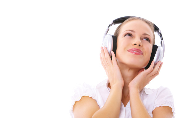 Красивая девушка в больших наушниках 