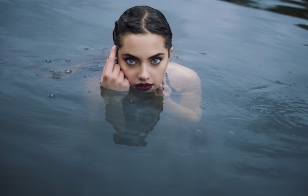 Красивая девушка русалка в воде 