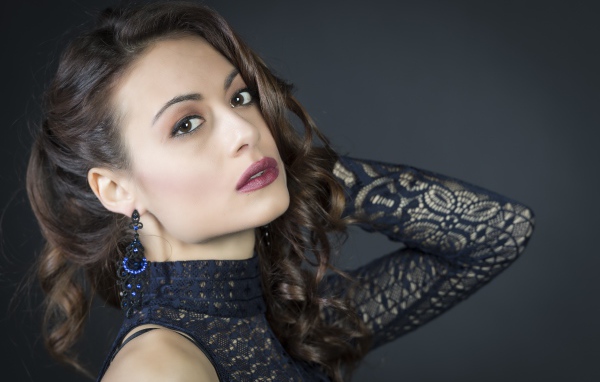 Красивая девушка модель с карими глазами 