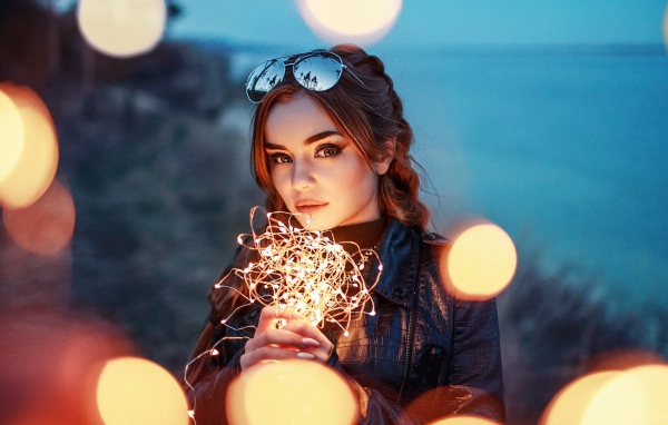 Красивая девушка с включенной гирляндой 