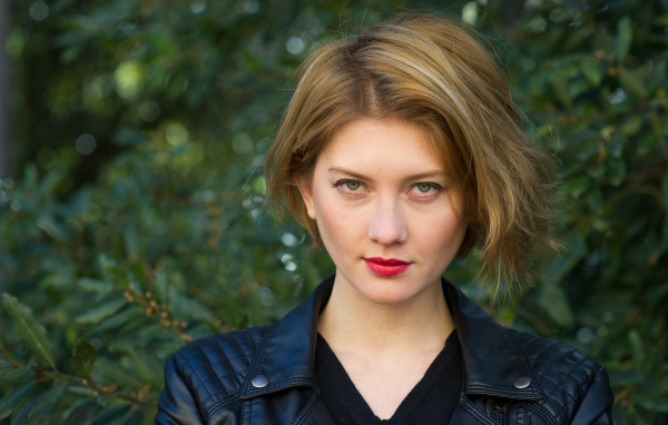 Красивая девушка с короткой стрижкой в кожаной куртке