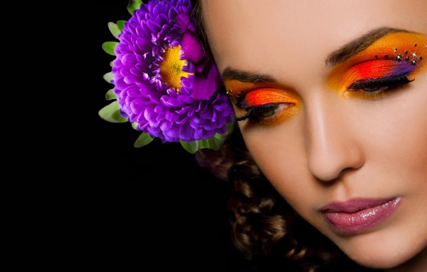 Красивая девушка с ярким макияжем 