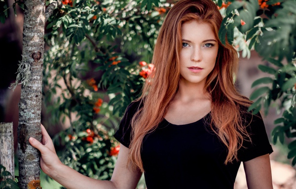 Красивая девушка с рыжими длинными волосами 