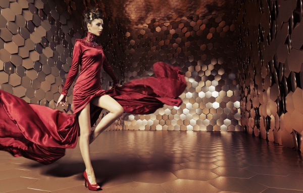 Красивая гламурная девушка в красном платье