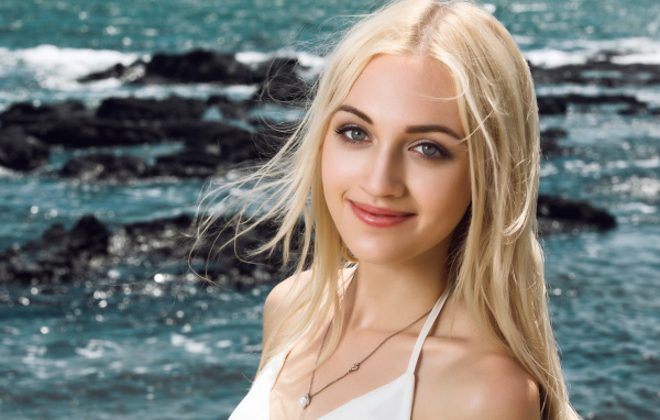 Красивая длинноволосая девушка блондинка на фоне океана 