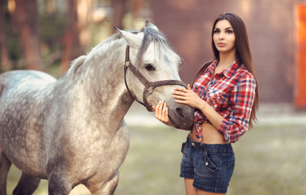 Красивая длинноволосая шатенка с лошадью