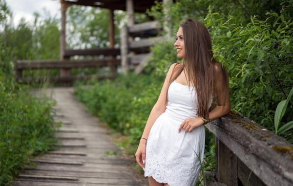 Красивая длинноволосая девушка модель в белом платье