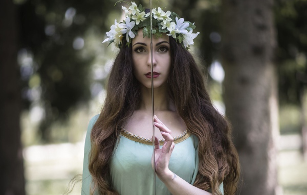 Красивая девушка модель с мечом в руках