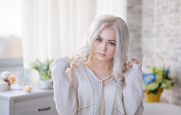 Красивая настоящая голубоглазая девушка блондинка