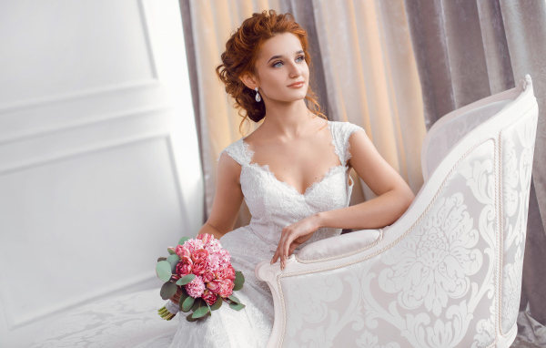 Красивая рыжеволосая девушка невеста в красивом свадебном платье