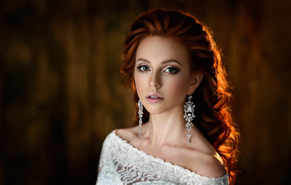 Красивая рыжеволосая девушка в белом платье 