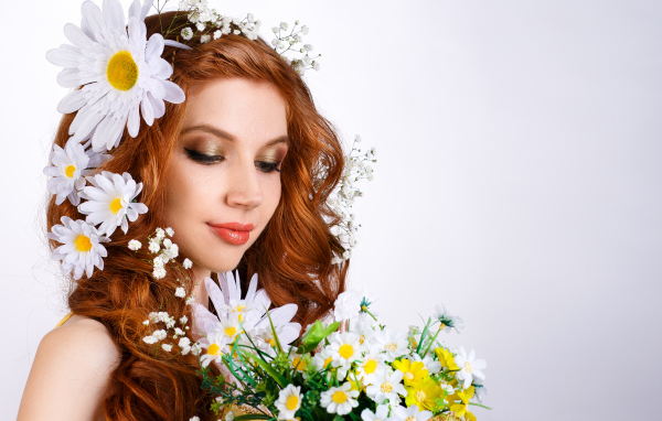Красивая рыжеволосая девушка с цветами в волосах
