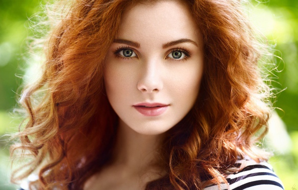 Красивая рыжеволосая девушка с зелеными глазами 