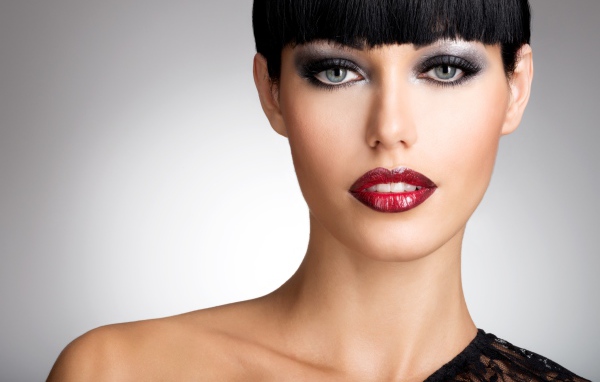 Красивая эффектная брюнетка с ярким макияжем