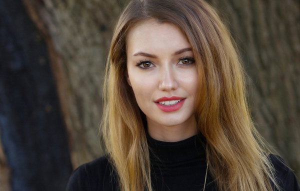 Красивая улыбающаяся девушка с карими глазами 