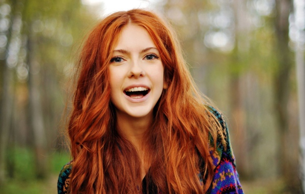 Красивая улыбающаяся рыжеволосая девушка