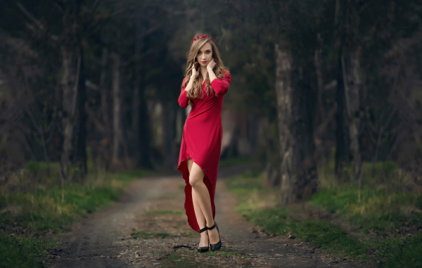 Красивая молодая девушка в красном платье 