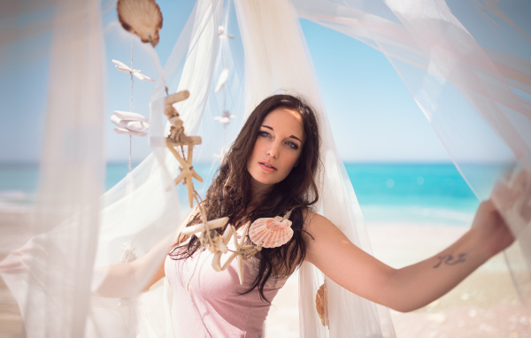 Красивая молодая девушка на берегу моря