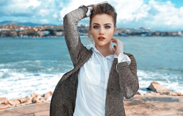 Красивая молодая девушка с голубыми глазами 