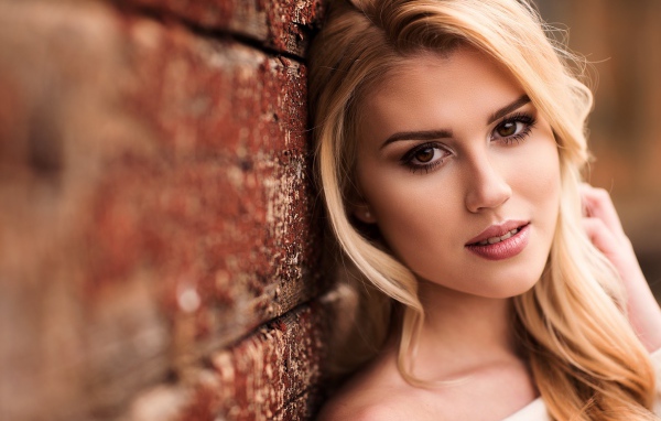 Девушка блондинка с карими глазами 
